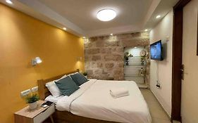 Gorgeous Studio , Market Location , Stone House